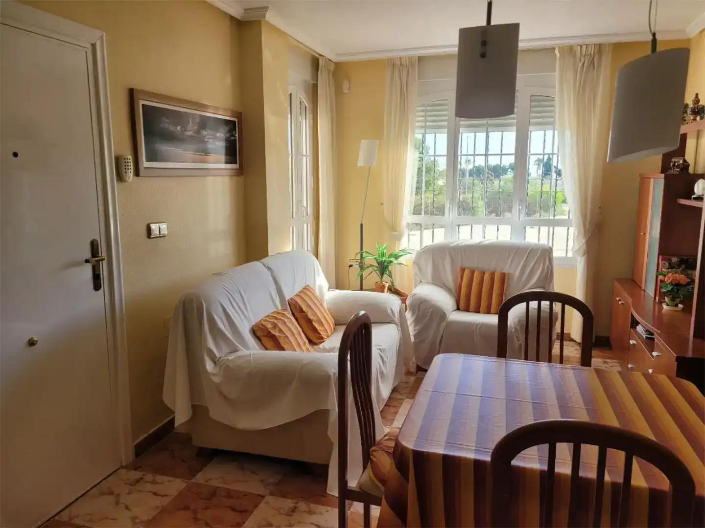 Sala d'estar de Casa adosada en venda en Orihuela amb Jardí privat, Traster i Moblat