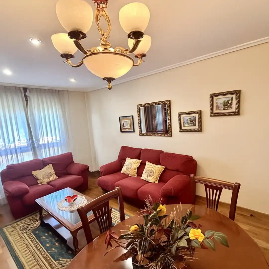 Sala de estar de Piso en venta en Oviedo  con Calefacción, Jardín privado y Parquet