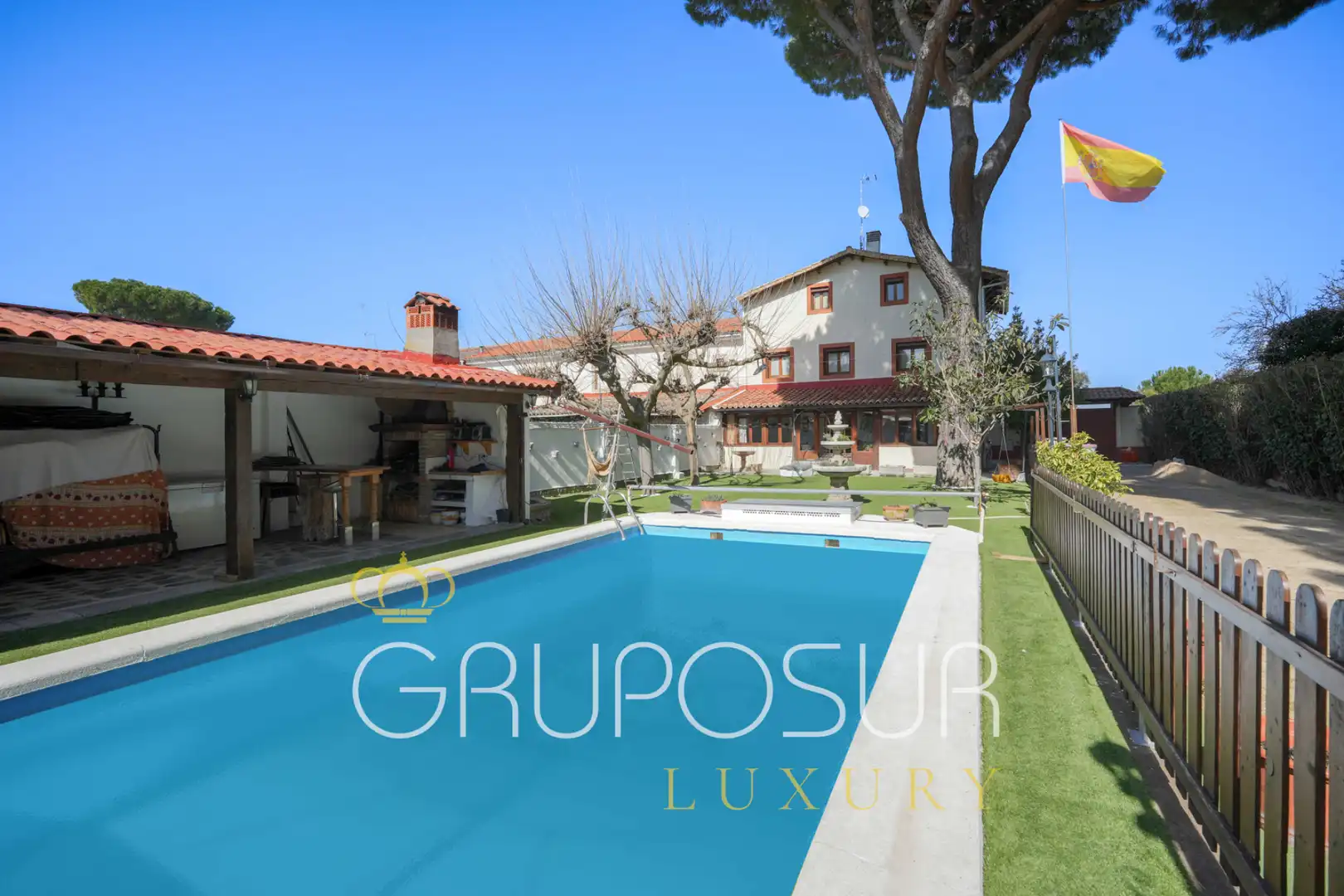 Piscina de Casa adosada en venda en Valladolid amb Calefacció, Jardí privat i Parquet