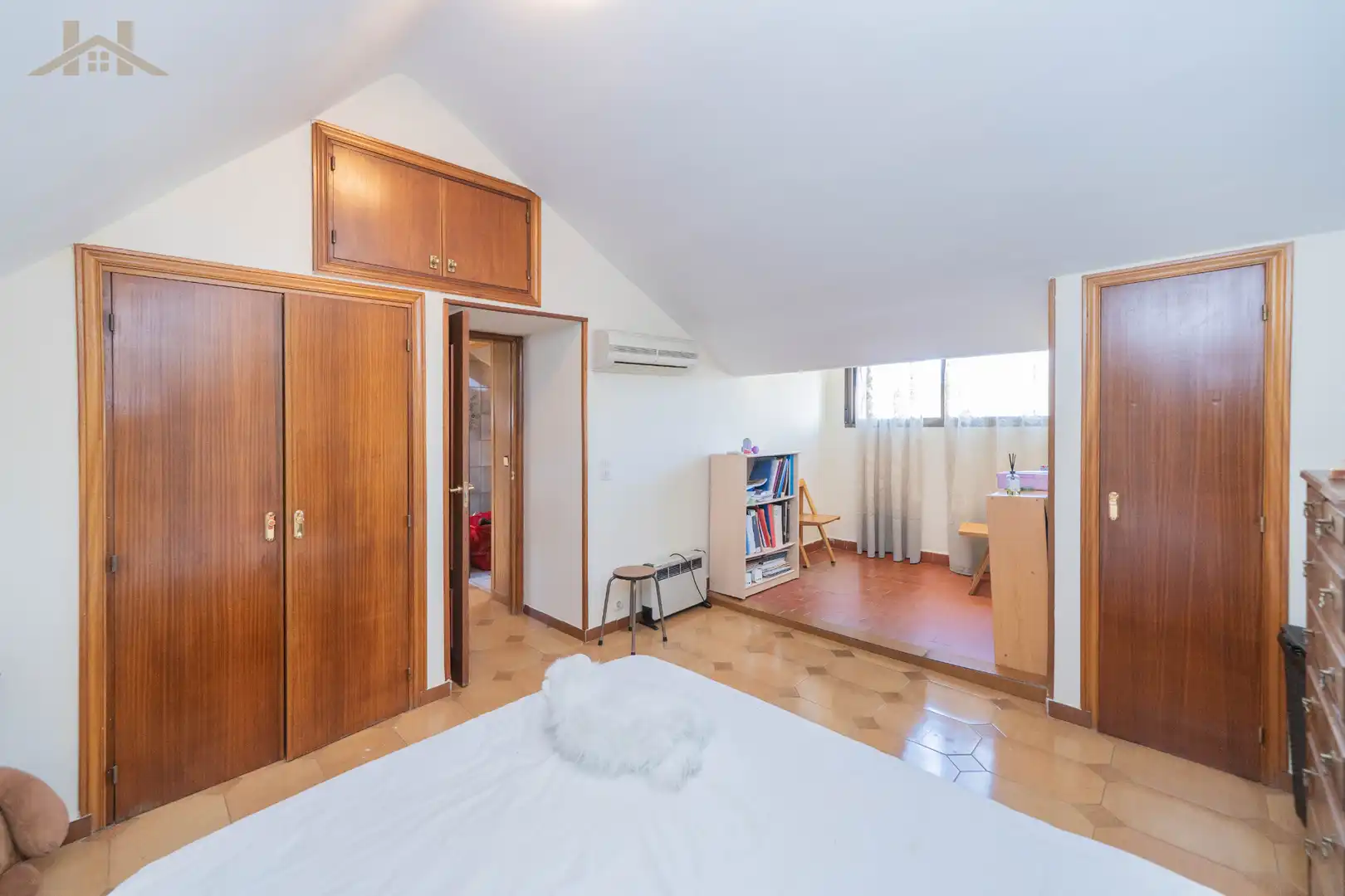 Dormitori de Casa adosada en venda en Pozuelo de Alarcón amb Jardí privat, Terrassa i Traster