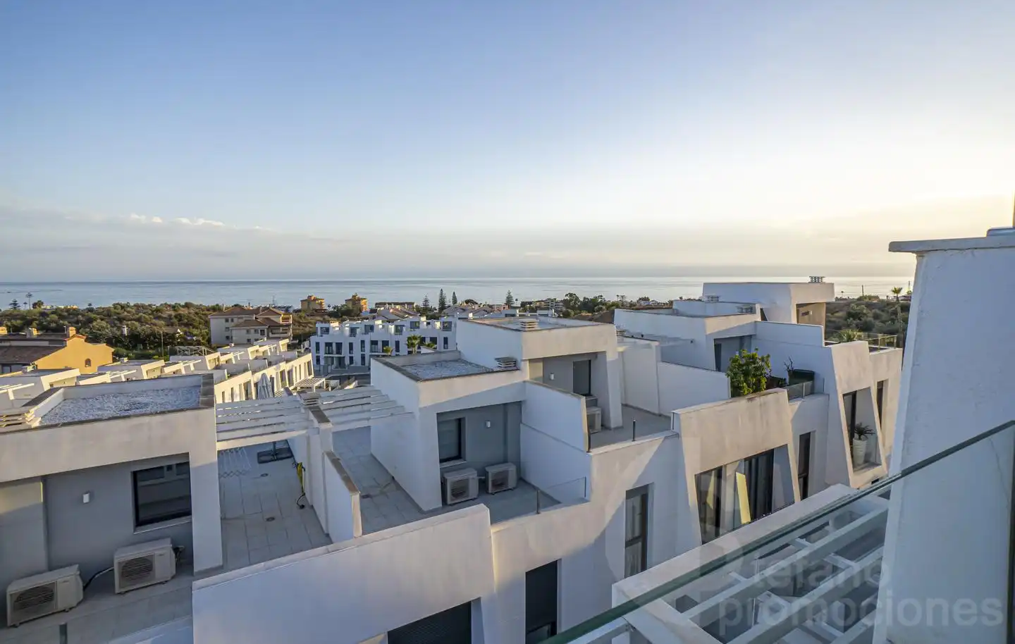 Vista exterior de Casa adosada en venta en Rincón de la Victoria con Terraza y Piscina comunitaria