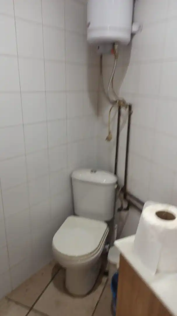 Baño de Local de alquiler en Sevilla con Aire acondicionado, Parquet y Alarma