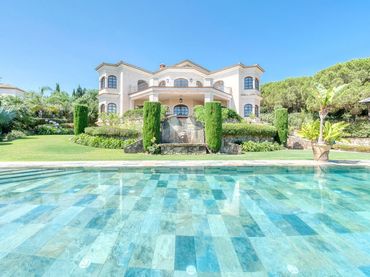 Detached house with pool for sale in Sotogrande Alto