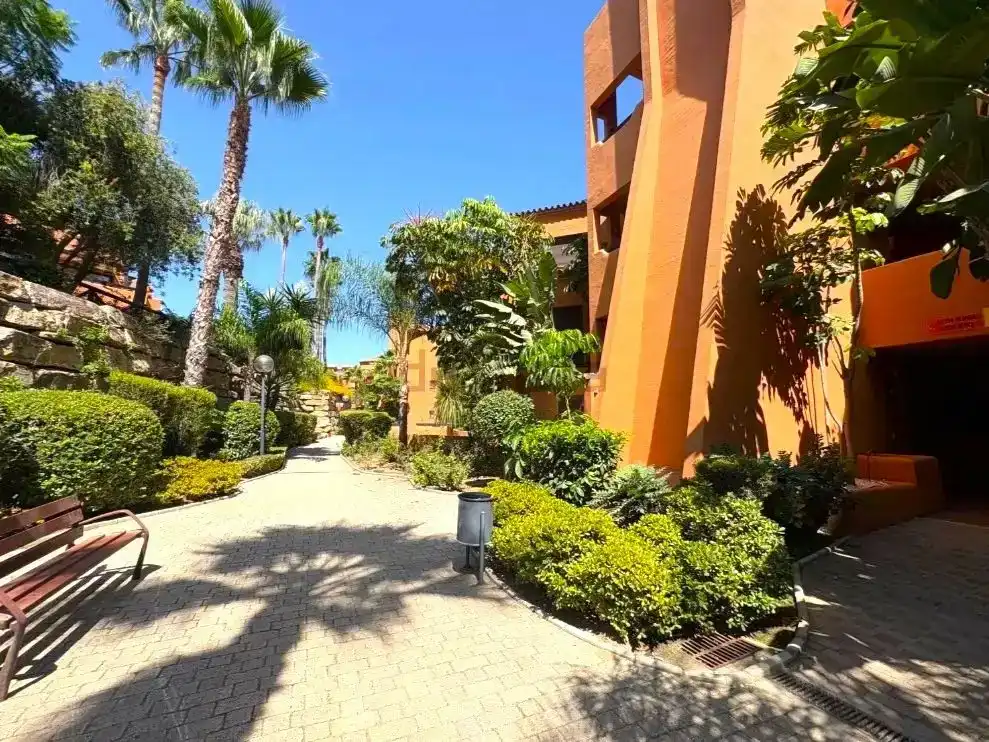 Vista exterior de Piso en venta en Estepona con Aire acondicionado, Piscina y Balcón