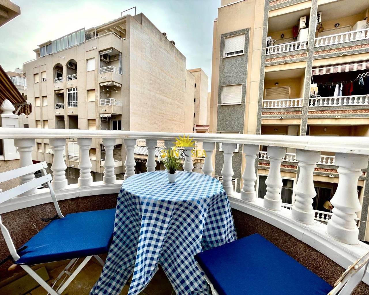 Terrassa de Apartament de lloguer en Torrevieja amb Aire condicionat, Calefacció i Moblat