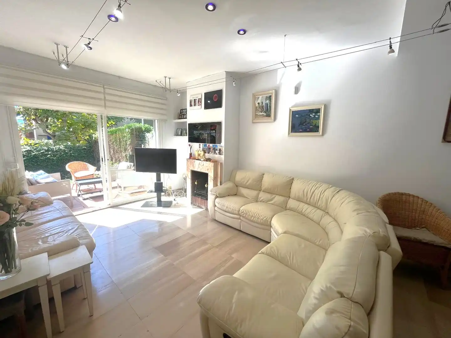 Sala de estar de Casa adosada en venta en Castell d'Aro, Platja d'Aro i s'Agaró con Jardín privado, Terraza y Amueblado