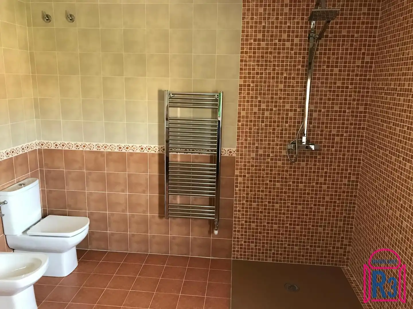 Bany de Casa adosada en venda en Cuadros amb Calefacció i Jardí privat