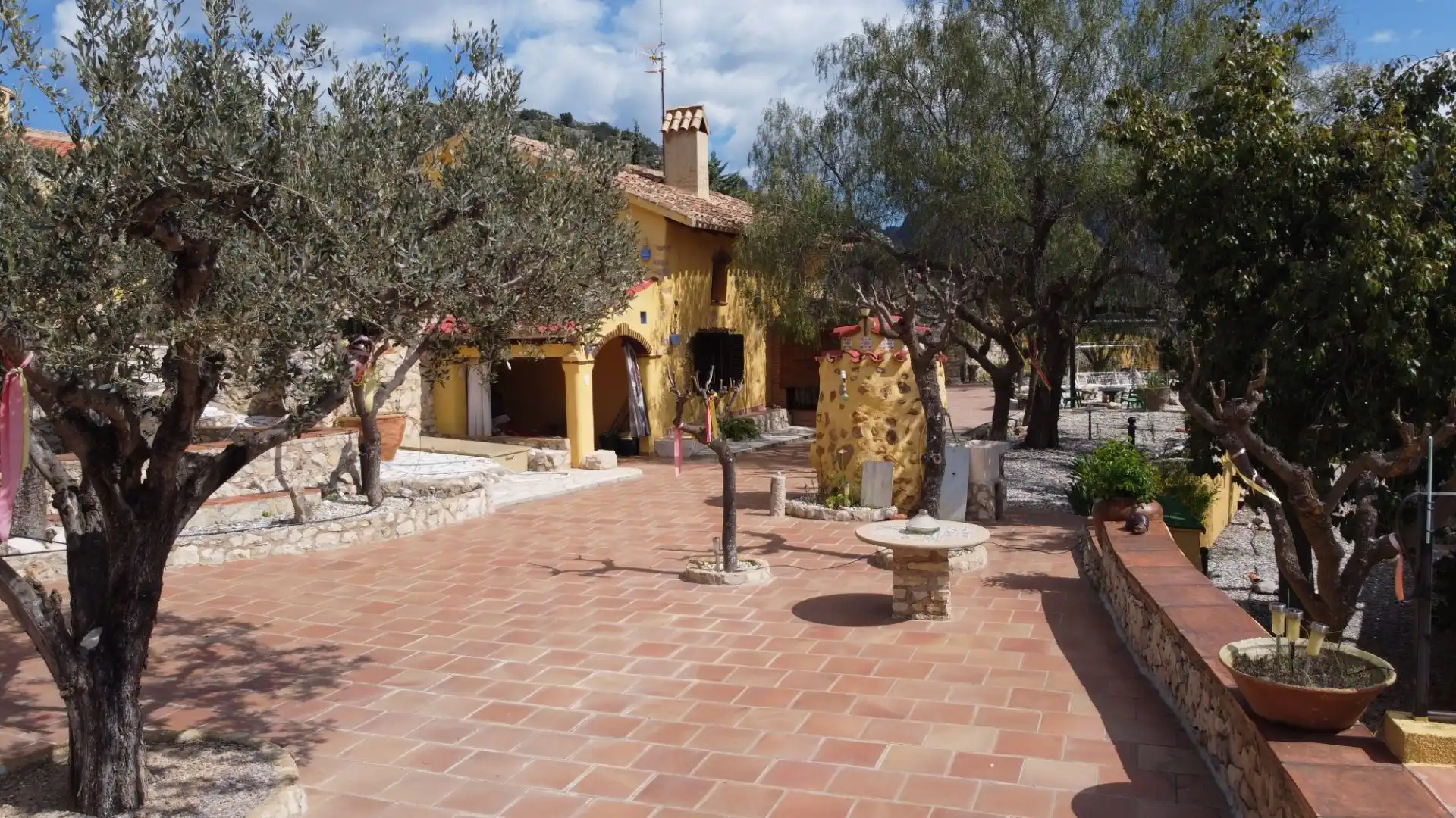 Vista exterior de Casa o xalet en venda en Tàrbena amb Aire condicionat, Jardí privat i Terrassa
