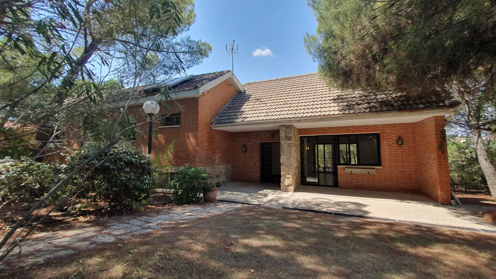 Vista exterior de Casa o xalet de lloguer en Valdemorillo amb Calefacció, Jardí privat i Terrassa