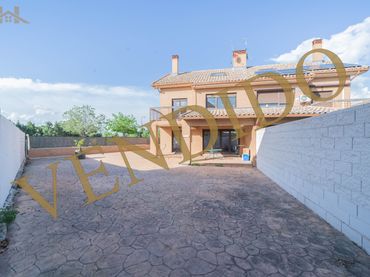 Casa aparellada amb balcó en venda a Cubas de la Sagra