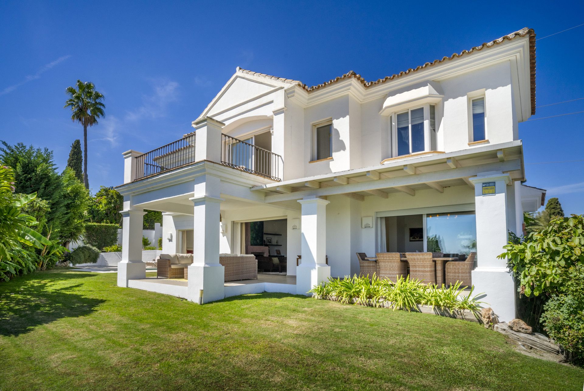 Vista exterior de Casa o xalet en venda en Marbella amb Aire condicionat, Jardí privat i Terrassa