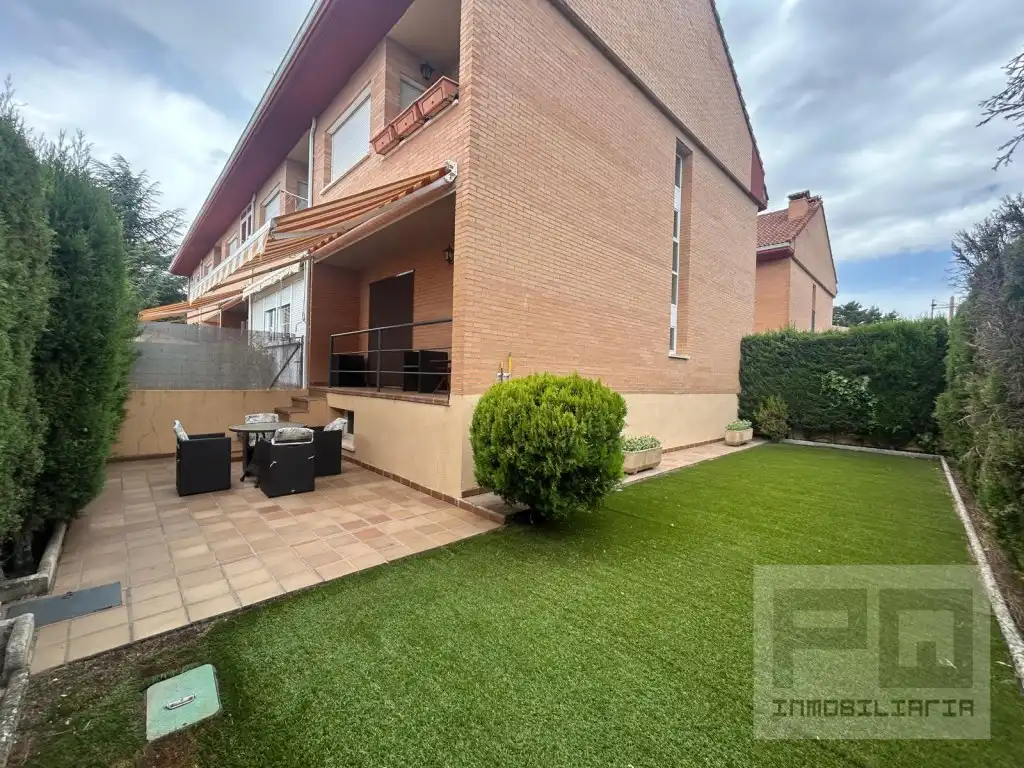 Garden of Houses for rent in Las Navas del Marqués 