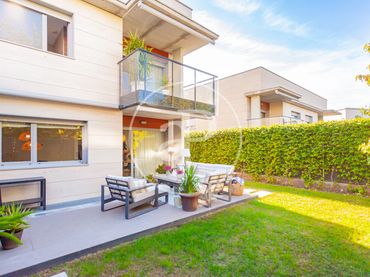 Casa pareada con piscina en venta en Valenoso