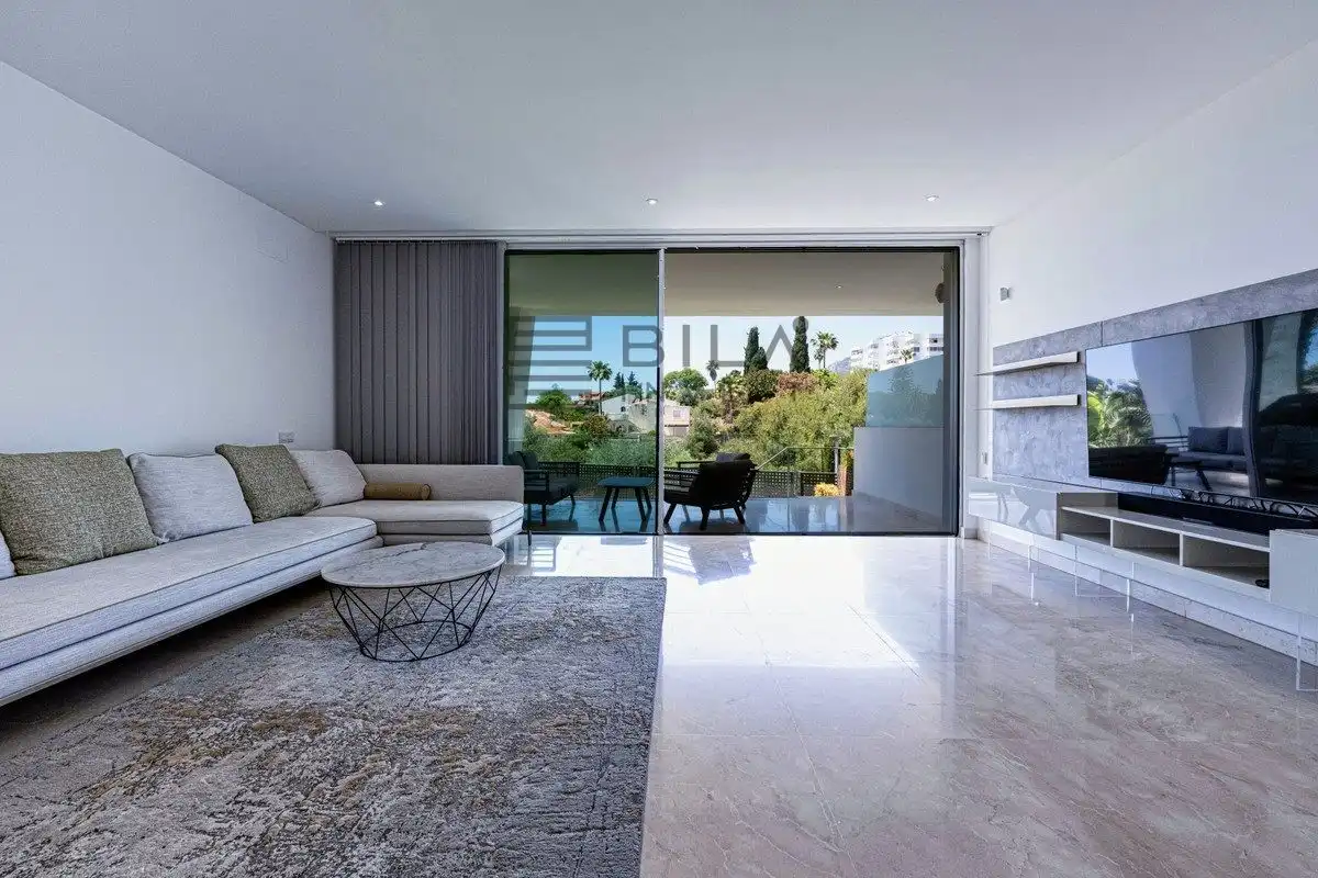 Sala d'estar de Casa adosada en venda en Marbella amb Aire condicionat, Terrassa i Piscina