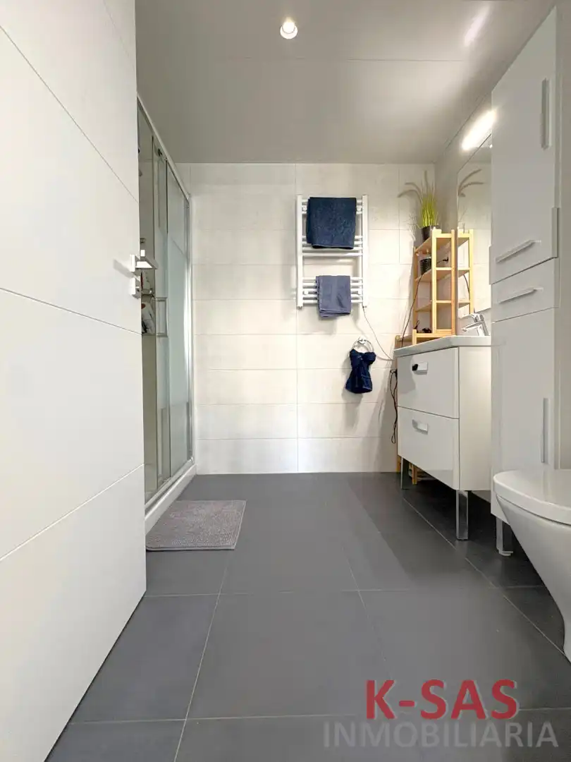 Bany de Pis en venda en L'Hospitalet de Llobregat amb Aire condicionat, Parquet i Terrassa