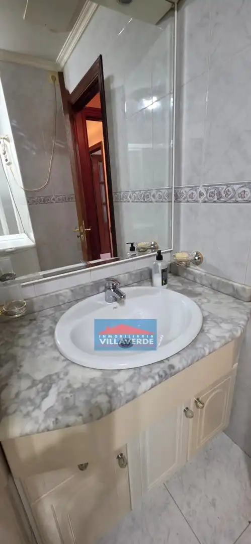 Bany de Pis en venda en Cangas  amb Calefacció