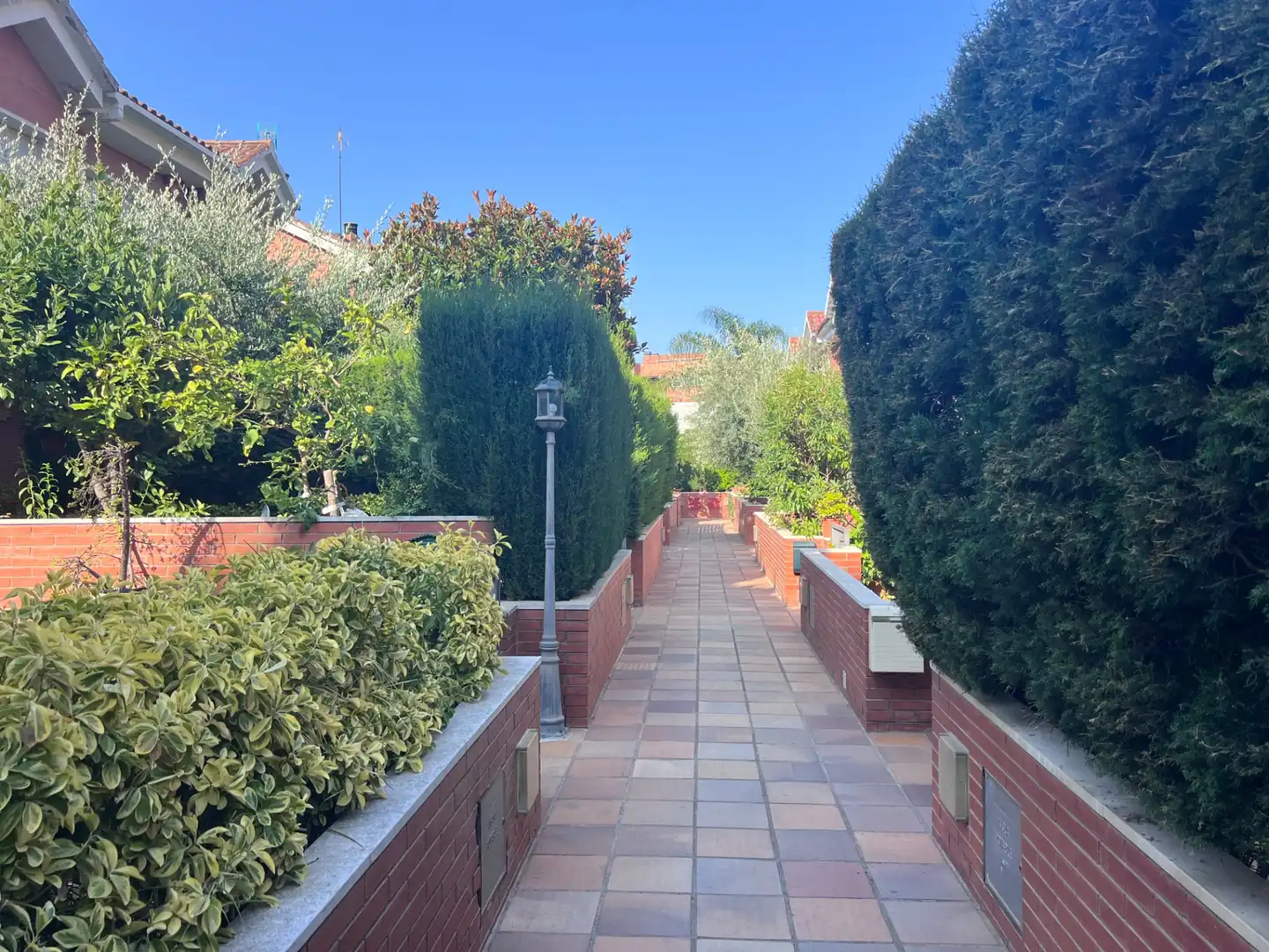 Vista exterior de Casa adosada en venda en Premià de Mar amb Calefacció, Jardí privat i Terrassa