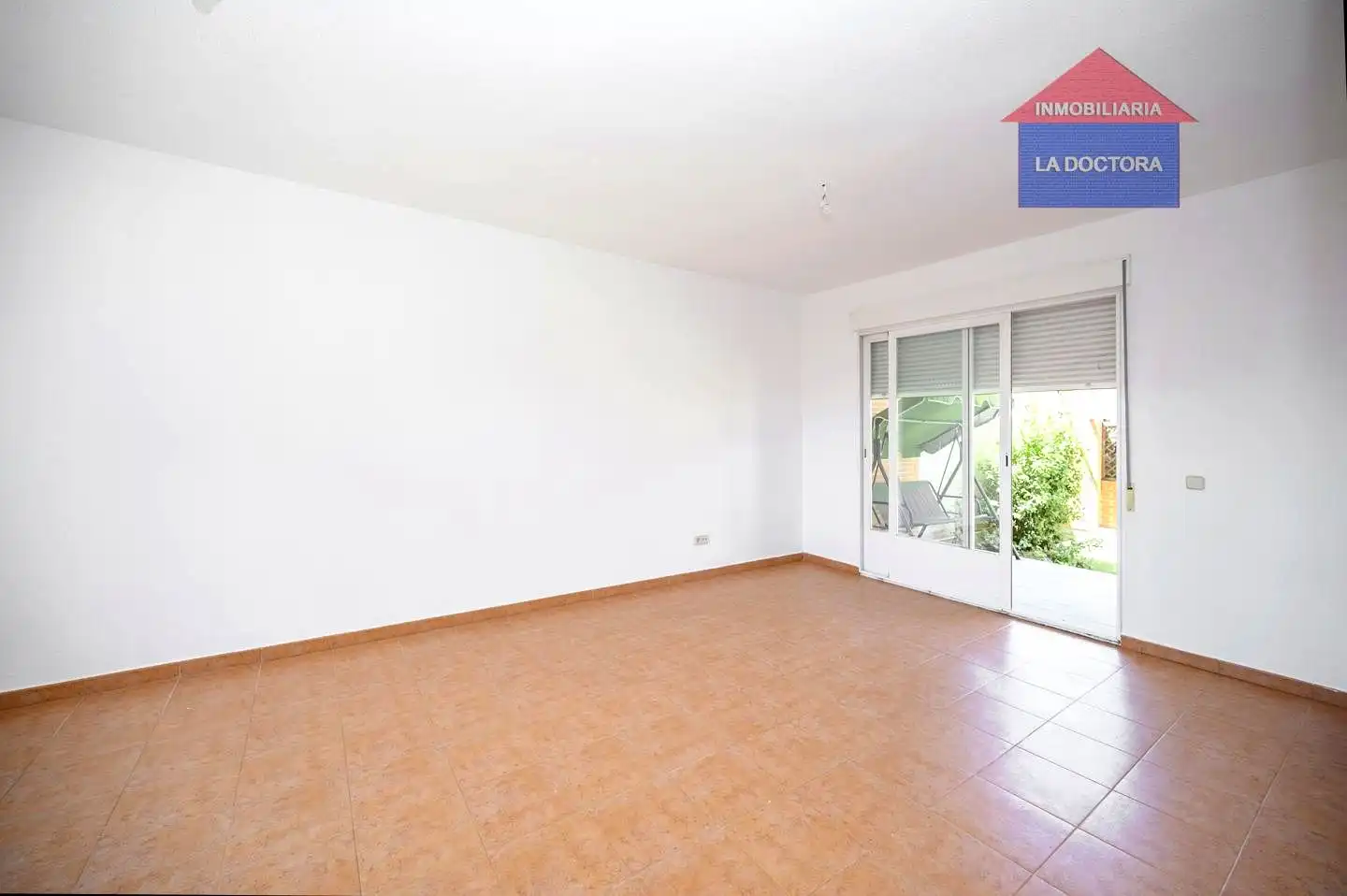 Sala d'estar de Casa adosada en venda en Camarena amb Calefacció, Jardí privat i Terrassa