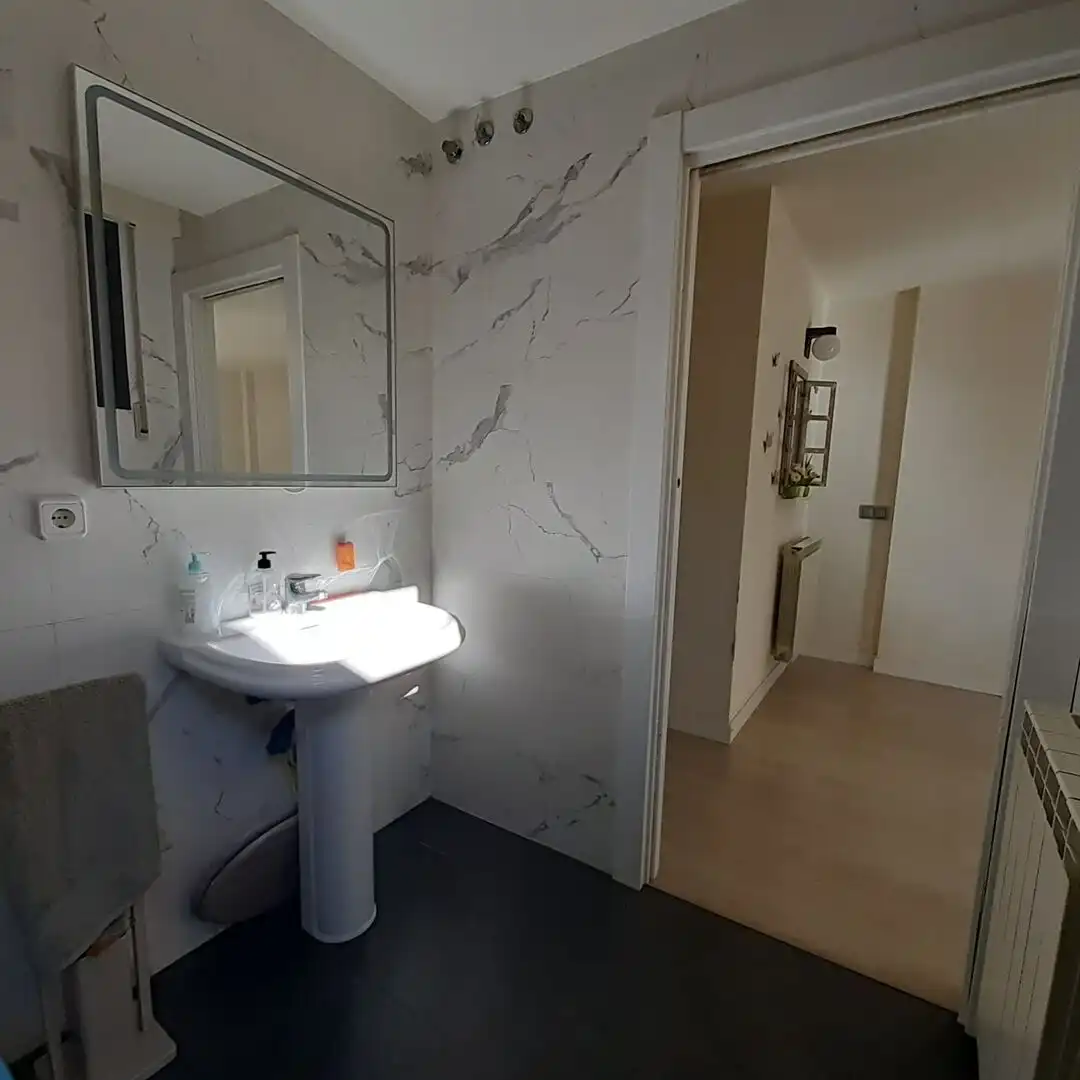 Badezimmer von Einfamilien-Reihenhaus zum Verkauf in Esteribar mit Heizung, Privatgarten und Terrasse