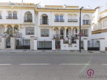 Adosado con balcón en venta en Maracena