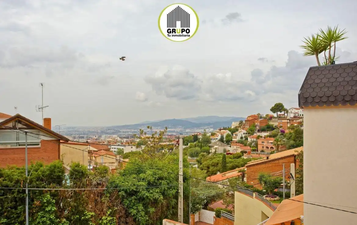 Vista exterior de Casa o xalet en venda en Esplugues de Llobregat amb Calefacció i Jardí privat