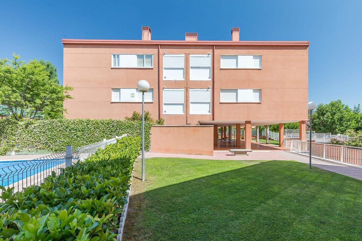 Vista exterior de Pis en venda en San Lorenzo de El Escorial amb Calefacció, Traster i Piscina comunitària