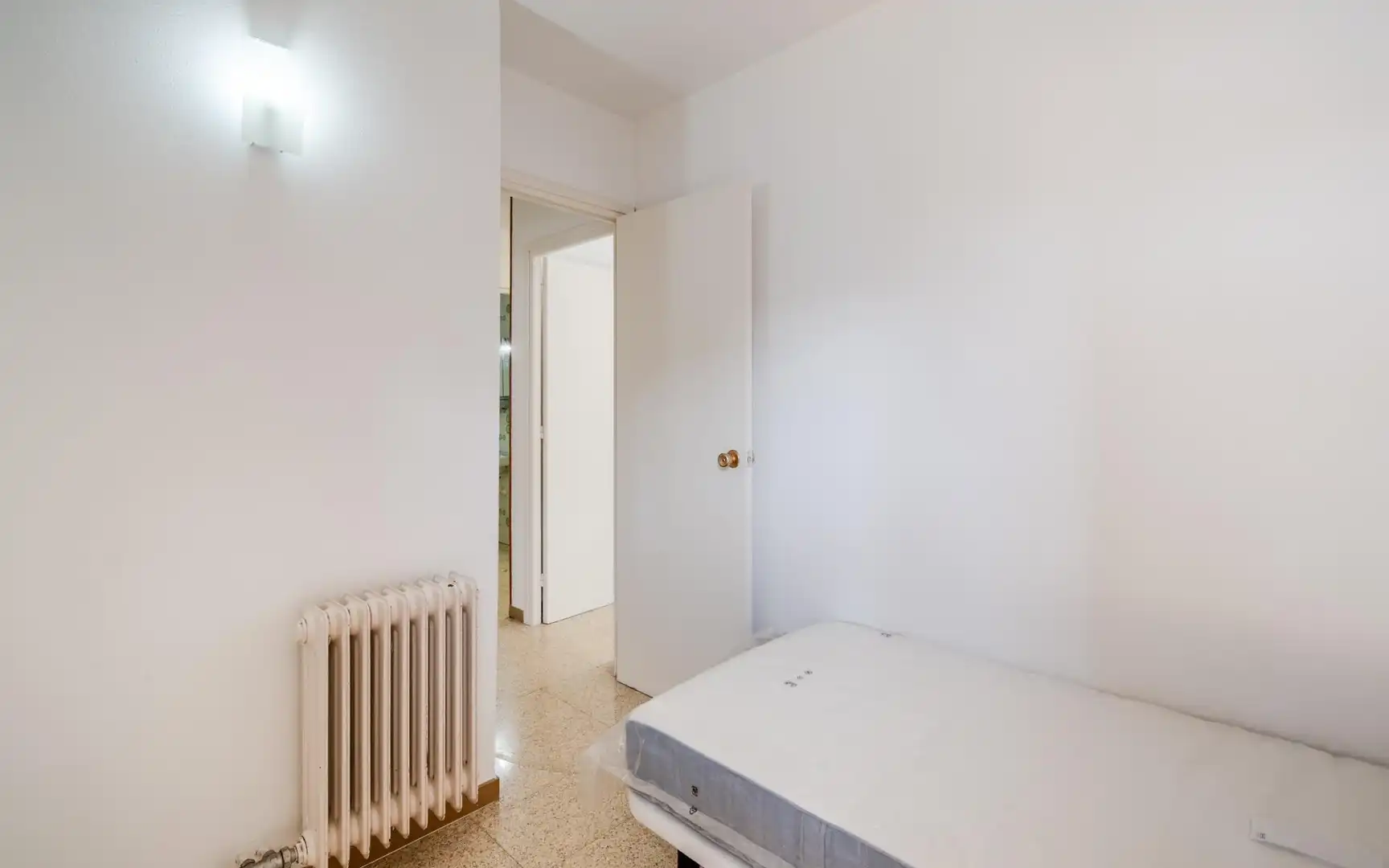 Bedroom of Flat for rent in Girona
