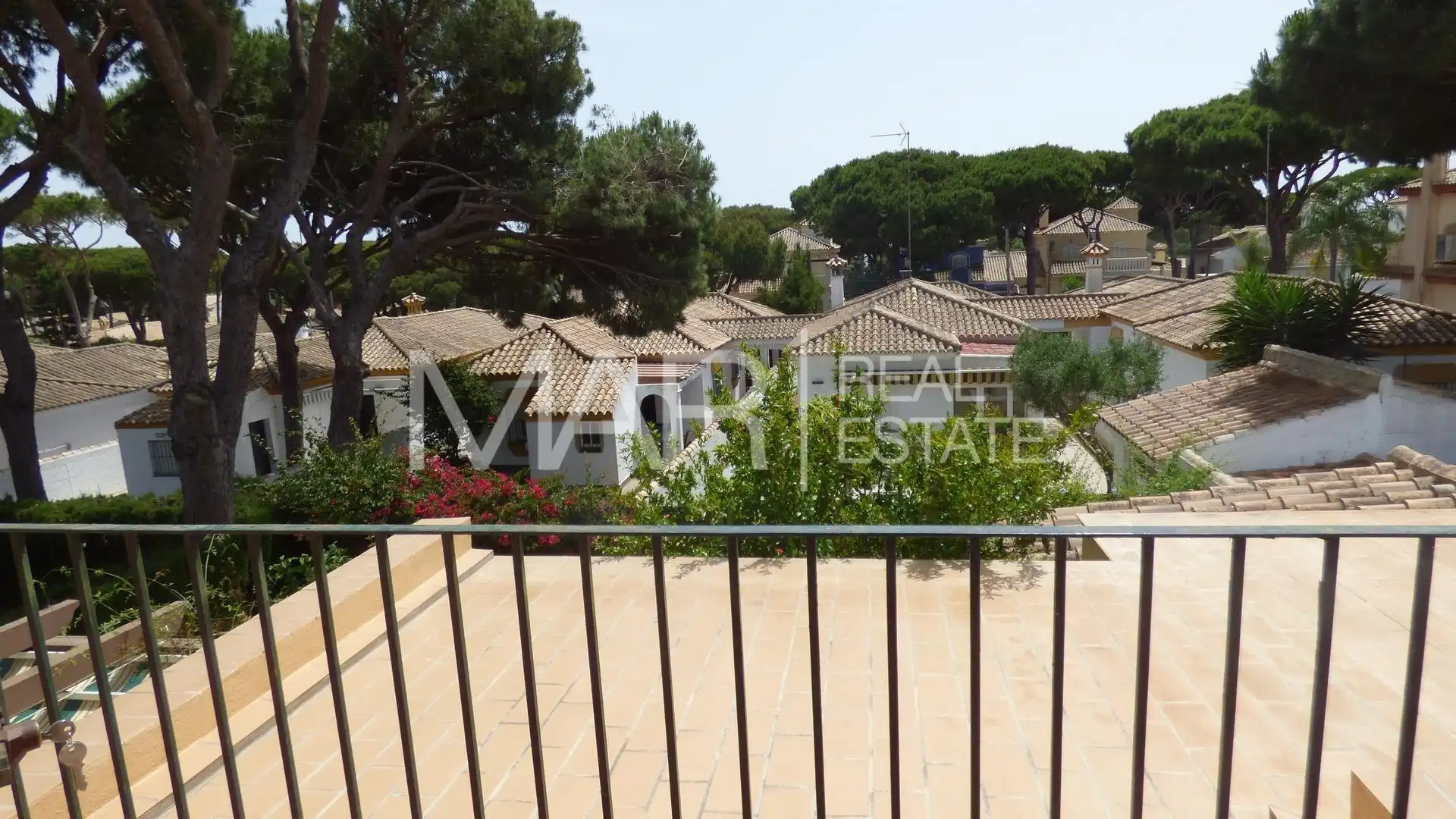 Vista exterior de Casa o xalet en venda en Chiclana de la Frontera amb Aire condicionat, Jardí privat i Terrassa