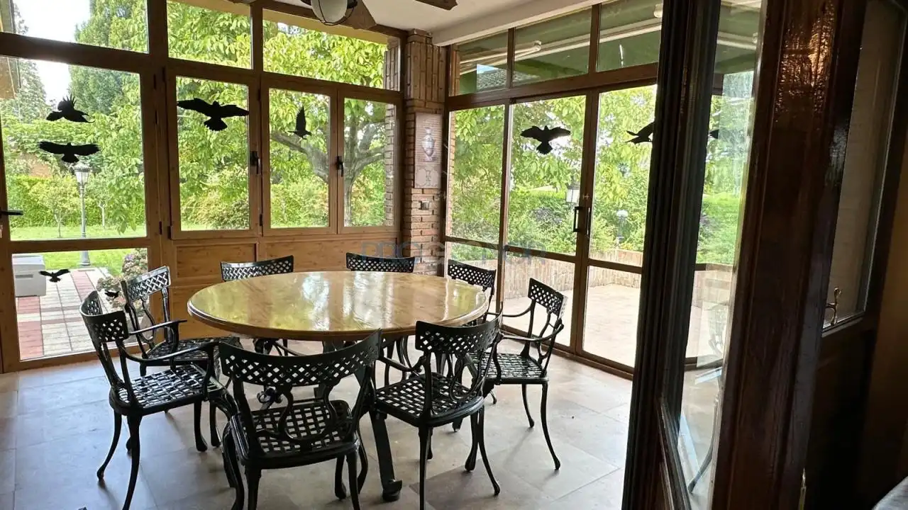 Menjador de Casa o xalet en venda en Mansilla de las Mulas amb Calefacció, Jardí privat i Piscina