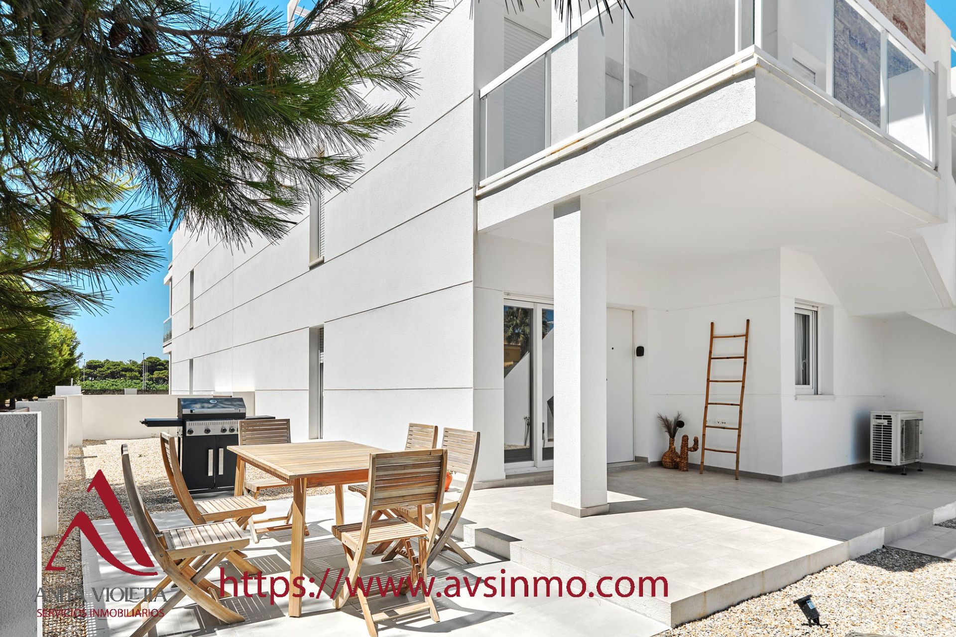 Vista exterior de Casa o xalet de lloguer en San Pedro del Pinatar amb Aire condicionat, Jardí privat i Moblat