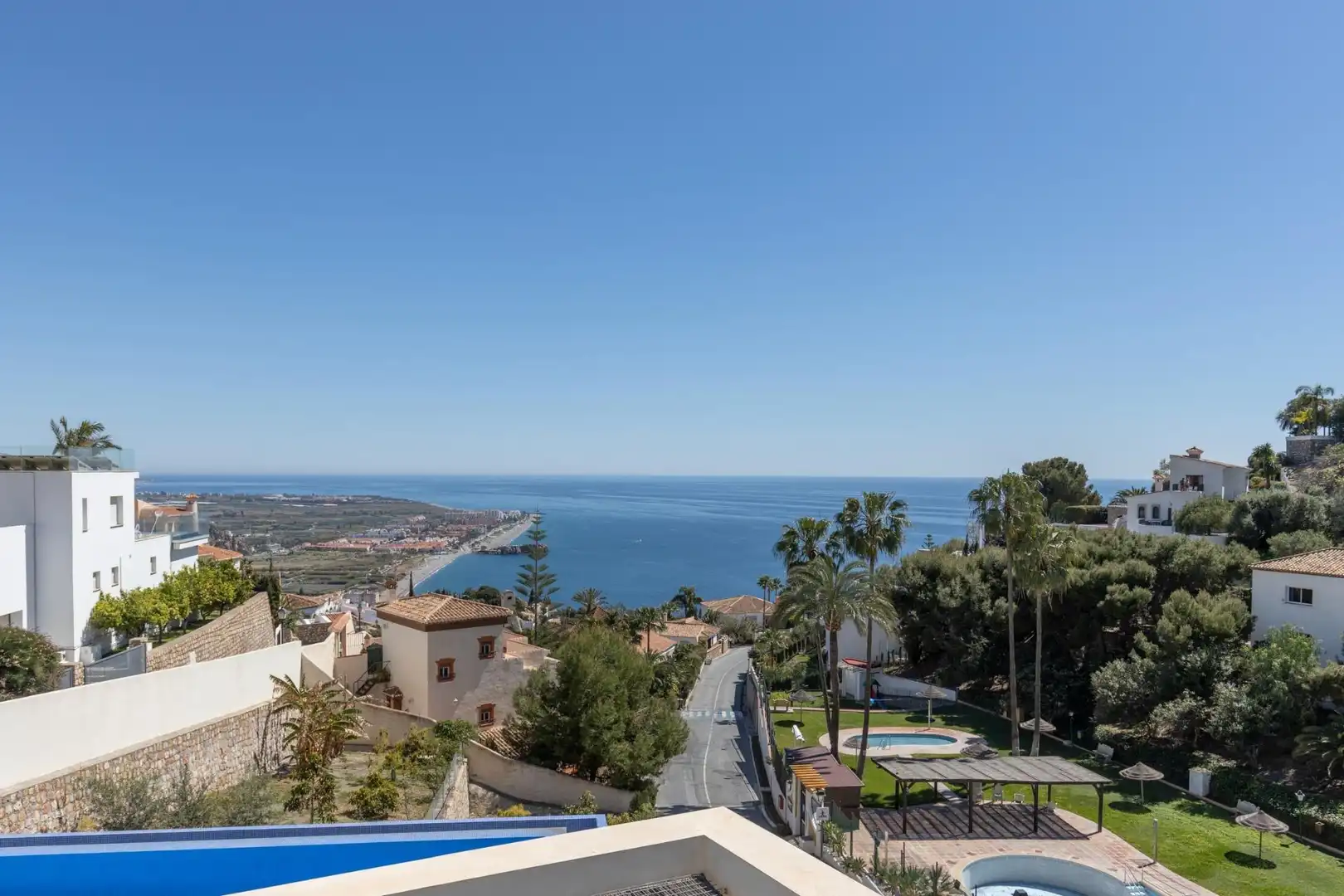 Vista exterior de Casa o xalet en venda en Salobreña amb Aire condicionat, Jardí privat i Piscina