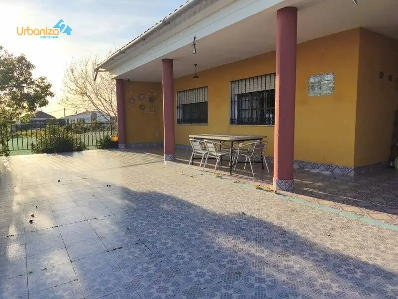 Außenansicht von Country house zum Verkauf in Villanueva del Fresno mit Klimaanlage und Alarm
