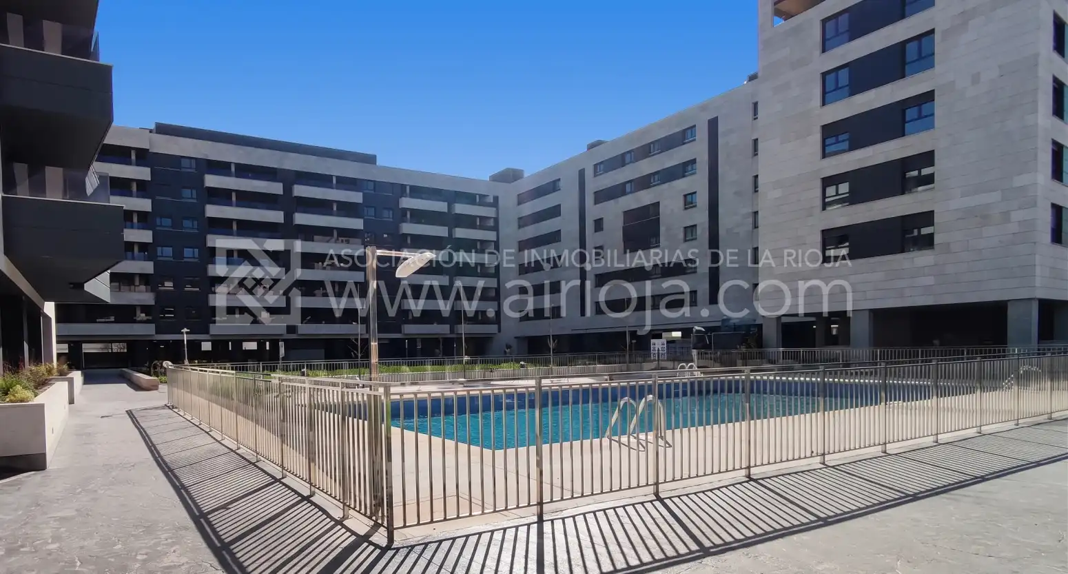 Swimming pool of Flat for sale in  Logroño  with Air Conditioner, Heating and Private garden