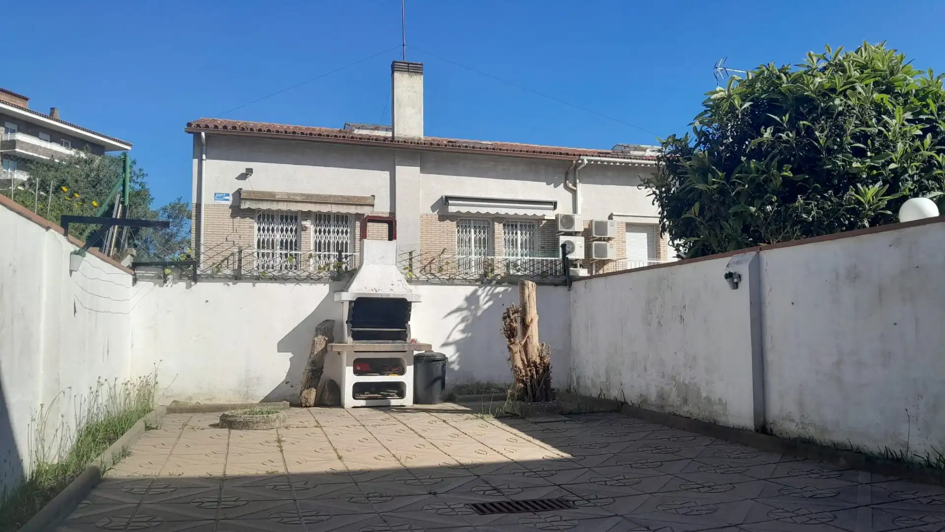 Vista exterior de Casa o xalet en venda en Ripollet amb Calefacció, Terrassa i Traster