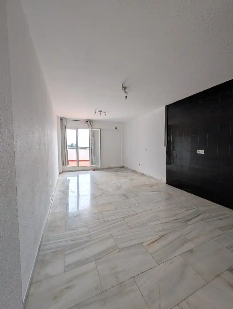 Sala d'estar de Dúplex en venda en Estepona amb Terrassa, Internet i Piscina comunitària