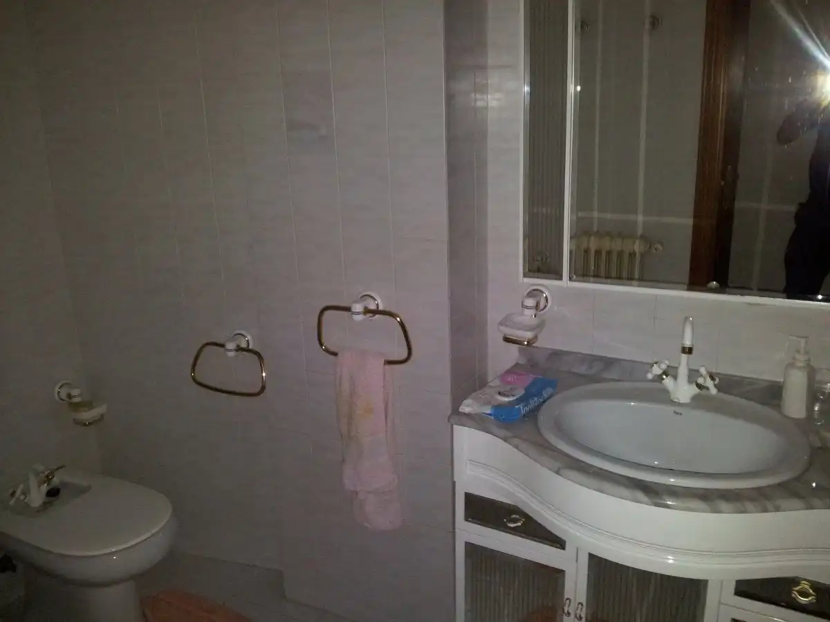 Badezimmer von Maisonette zum Verkauf in Carrocera mit Heizung, Parkett und Abstellraum