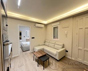 Sala d'estar de Apartament de lloguer en  Madrid Capital amb Aire condicionat, Calefacció i Moblat