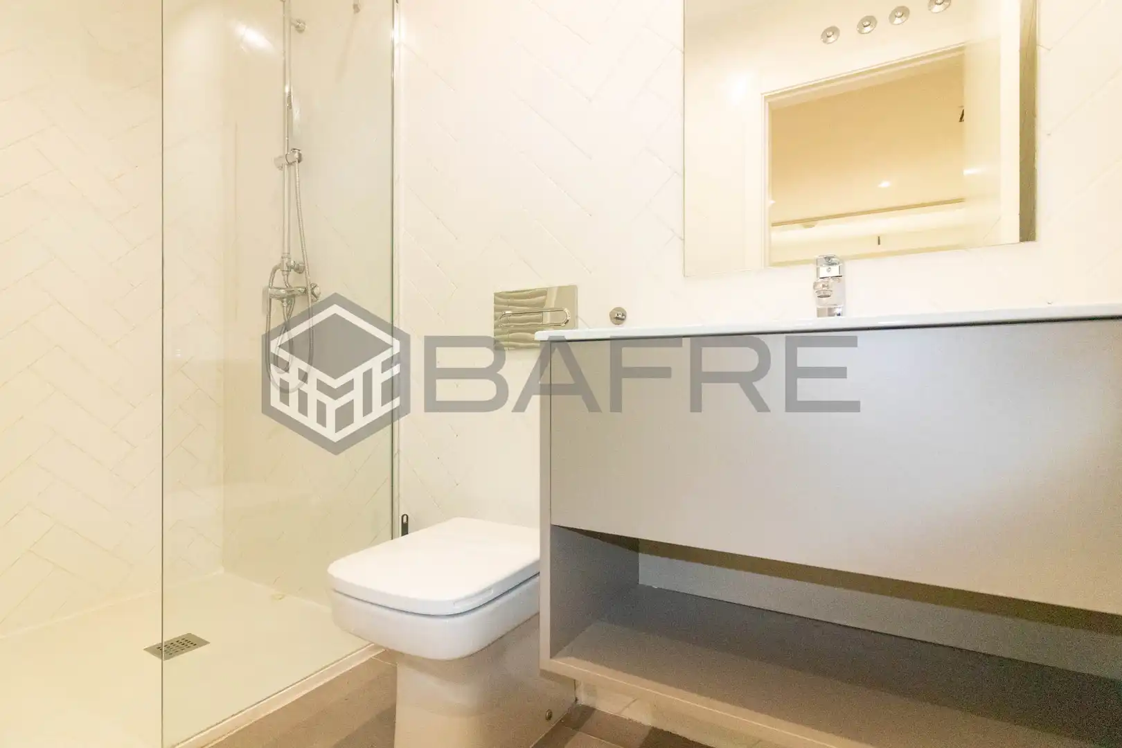 Badezimmer von Wohnung zum Verkauf in Madrid mit Klimaanlage, Heizung und Privatgarten
