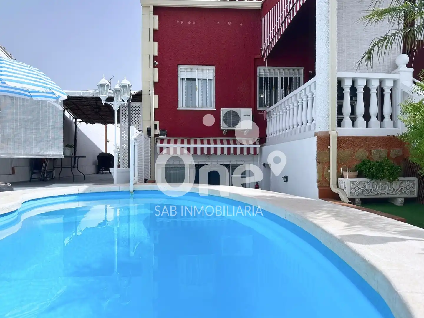 Piscina de Casa adosada en venda en La Pobla de Vallbona amb Aire condicionat, Jardí privat i Terrassa