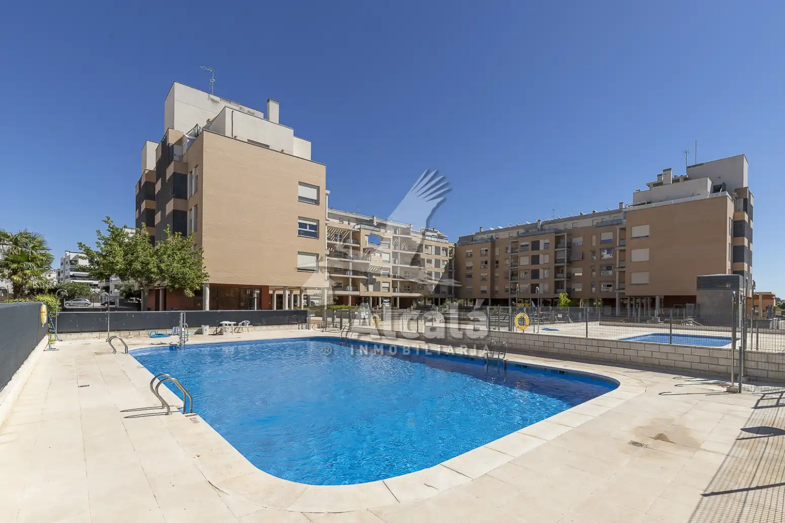 Schwimmbecken von Wohnung zum Verkauf in Alcalá de Henares mit Klimaanlage, Heizung und Privatgarten