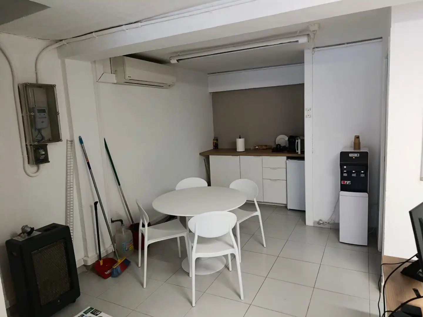 Cuina de Oficina de lloguer en Barcelona amb Aire condicionat i Calefacció
