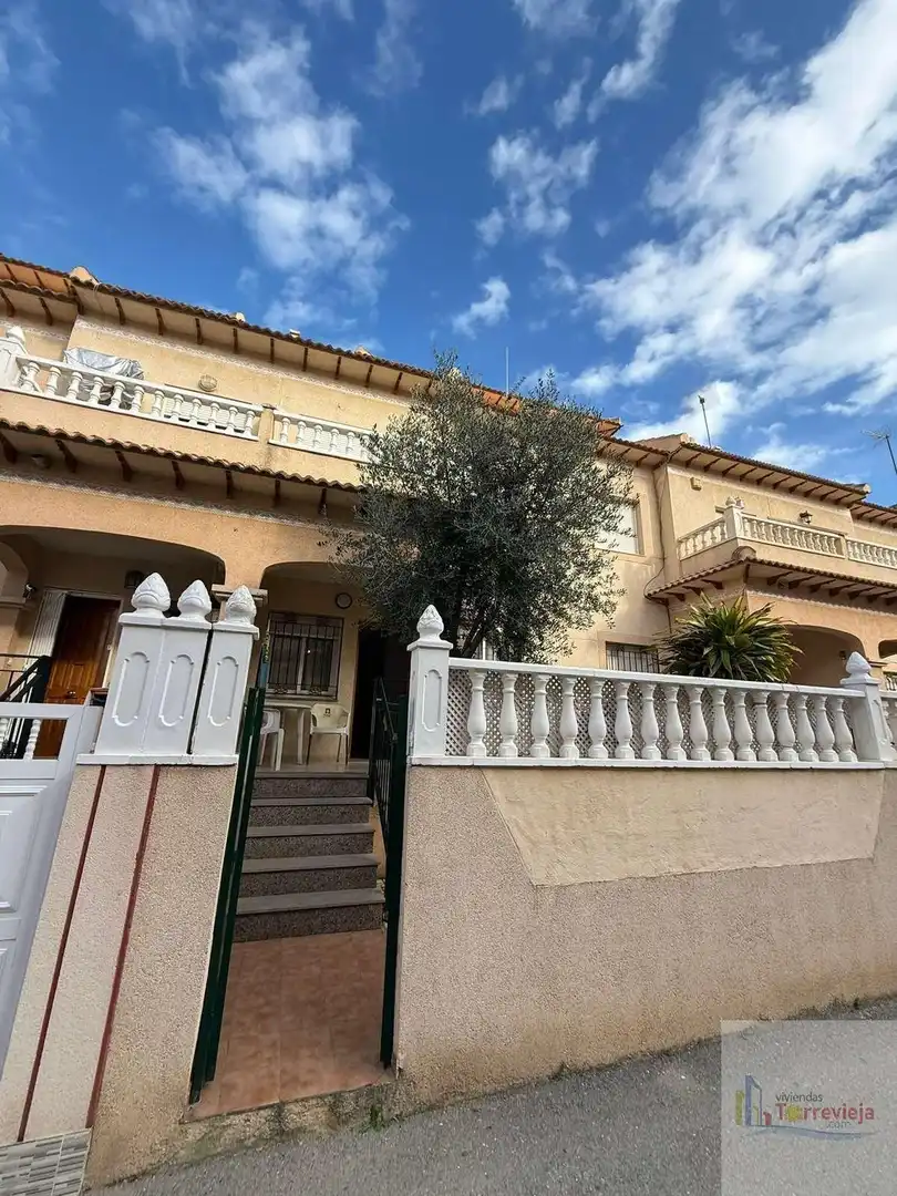 Vista exterior de Dúplex en venta en Torrevieja con Terraza y Piscina comunitaria