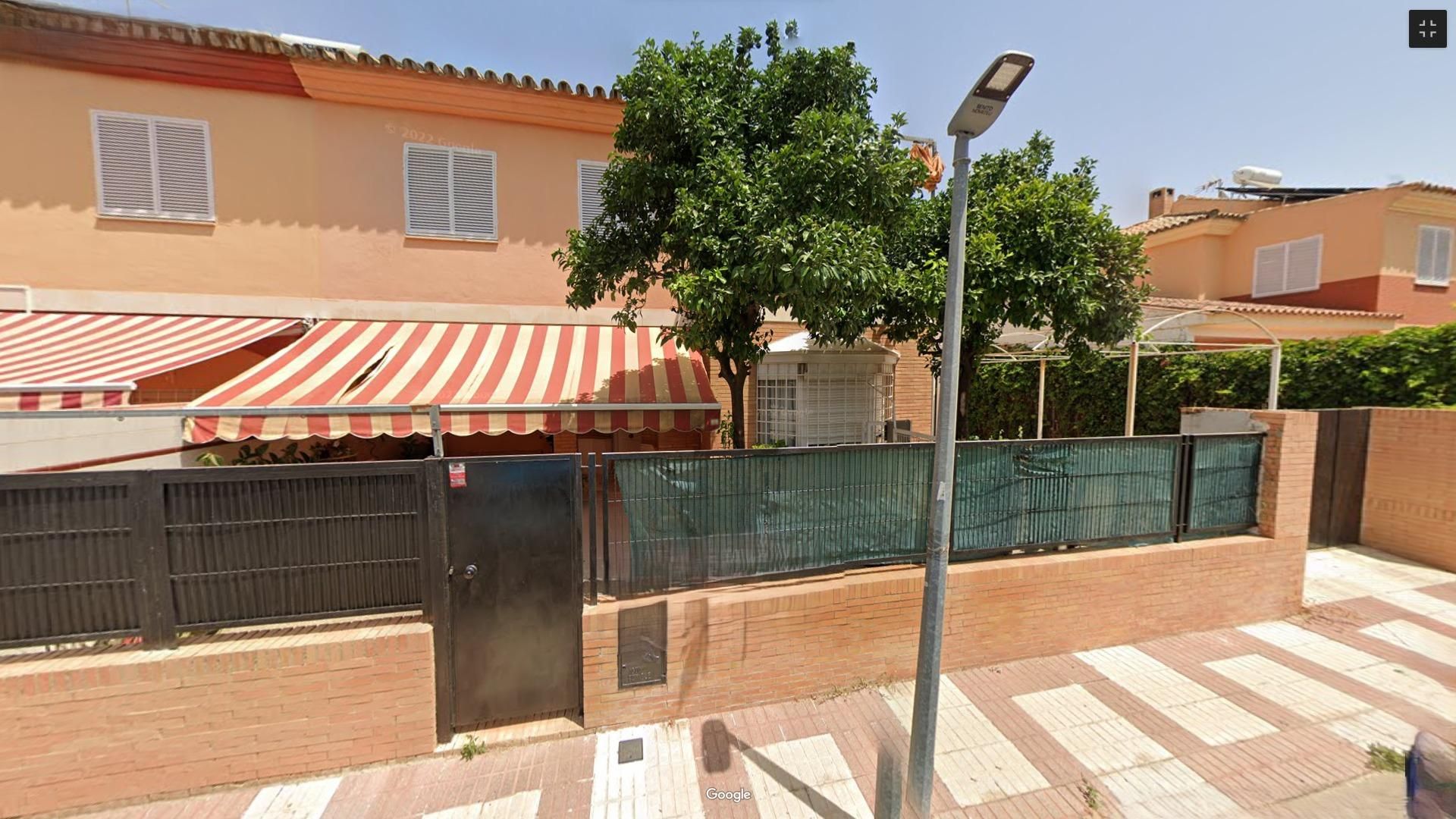 Vista exterior de Casa adosada en venta en Valencina de la Concepción con Aire acondicionado, Jardín privado y Terraza