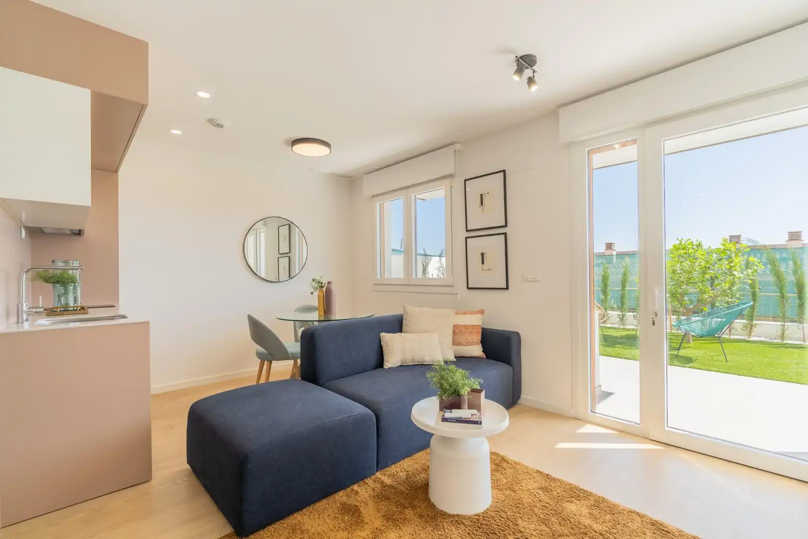 Sala d'estar de Casa adosada en venda en La Nucia amb Aire condicionat, Jardí privat i Terrassa