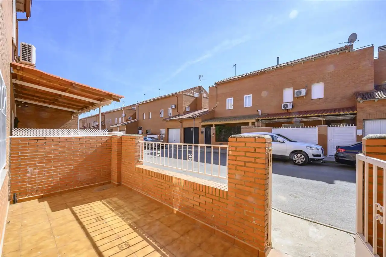 Vista exterior de Casa o xalet en venda en Chozas de Canales amb Calefacció i Terrassa