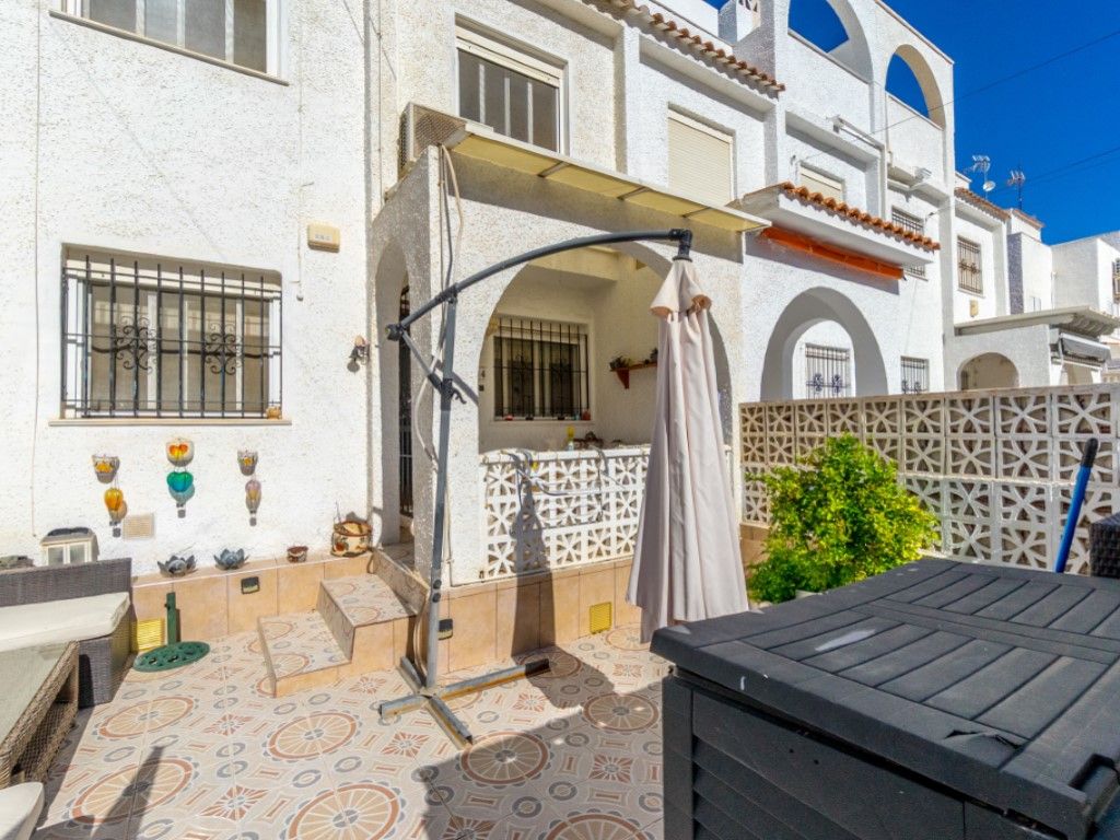 Vista exterior de Casa adosada en venta en Torrevieja con Piscina y Horno