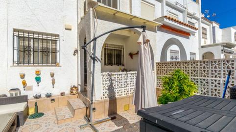 Foto 2 de Casa adosada en venda a Calle Londres, 84, Nueva Torrevieja, Alicante