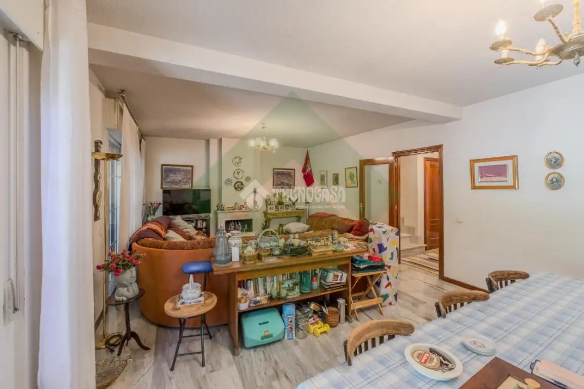 Sala d'estar de Casa adosada en venda en Griñón amb Calefacció, Piscina i Moblat