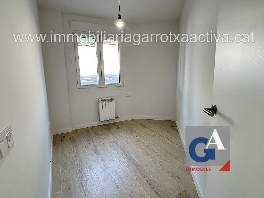 Habitación de Piso en venta en Olot con Calefacción, Terraza y Balcón