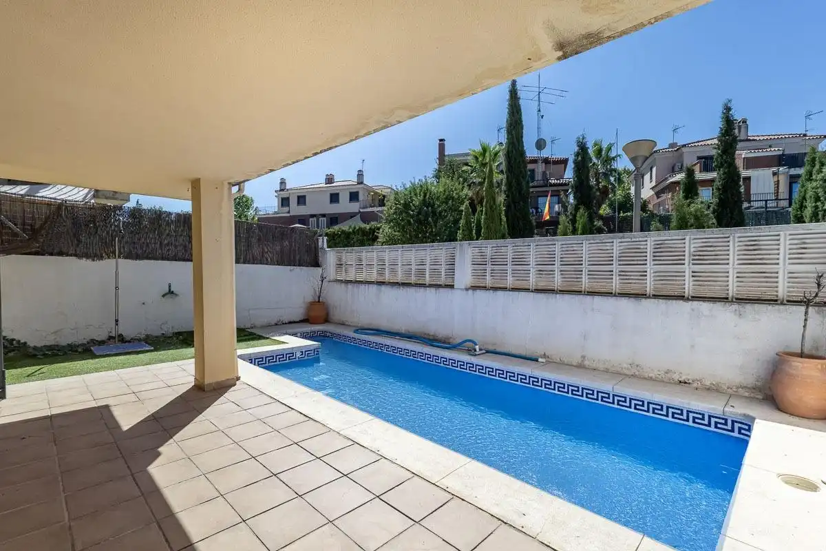 Piscina de Casa adosada en venda en Albolote amb Aire condicionat, Calefacció i Jardí privat